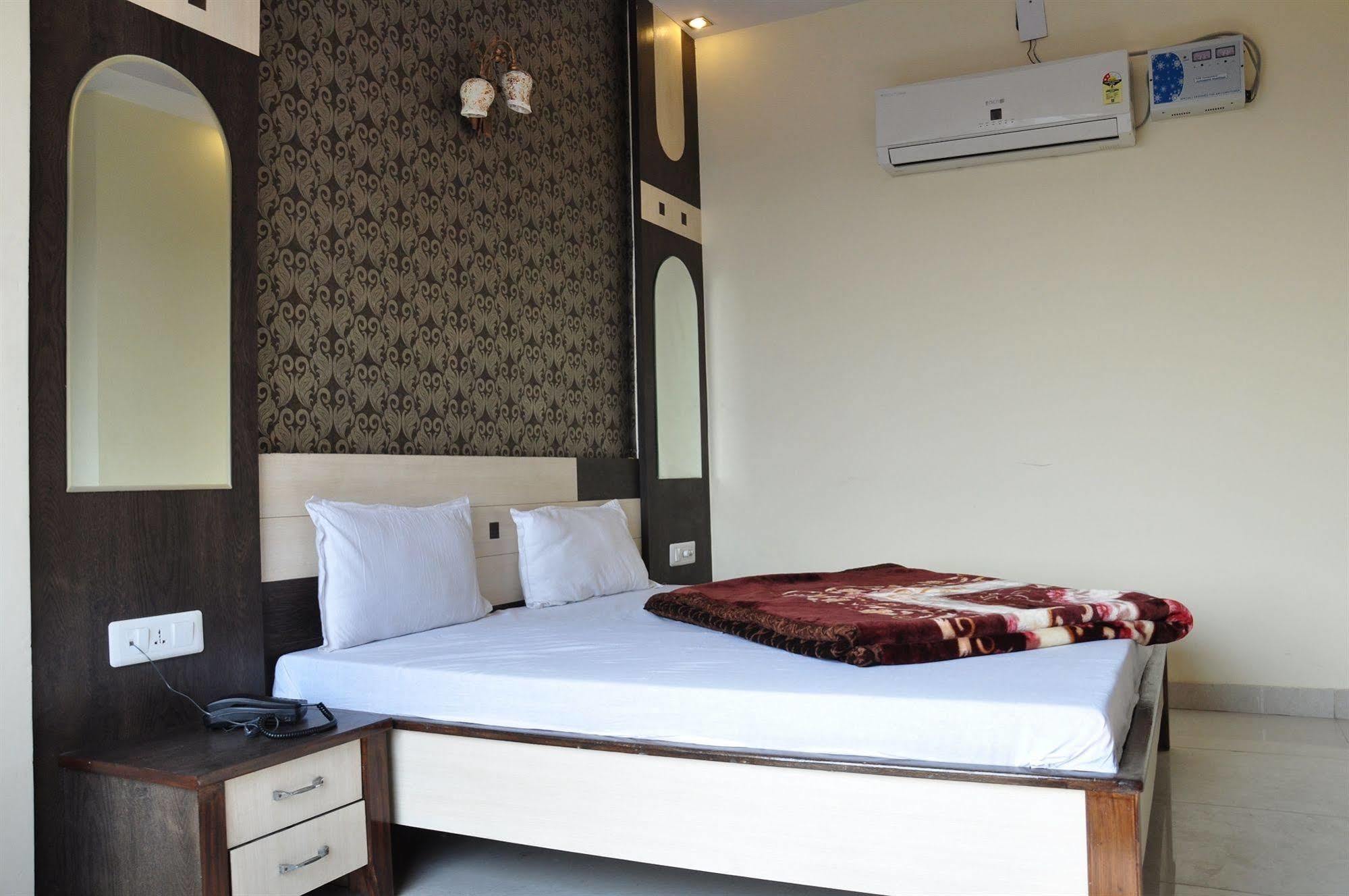 Hotel Robin Амритсар Екстериор снимка